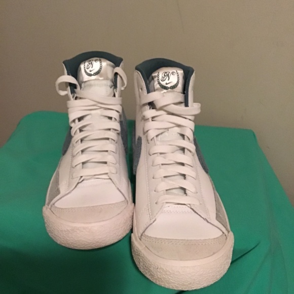 Nike’s youth size 5.5Y, clean, pre-owned, see photos, leather high tops - Picture 4 of 6